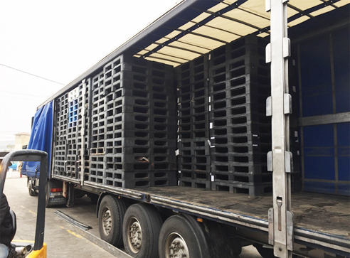 Los contenedores, palets, cajas, o envases industriales usados sirven para lo mismo que los contenedore nuevos, pero con hasta un 80% menos de valor.  Además de las ventajas de costes el simple gesto de comprar usado, reduce nuestra huella de carbono y la generación de residuos enormemente.  Las ventajas son incontestables, pero los compradores tienen que entender que usado no es nuevo, por lo que necesitan ser algo mas flexibles en sus condiciones. 
