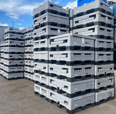 Si le cuentas a alguien que quieres salvar un envase industrial, es probable que te consideren extraño, incluso loco. Lo habitual sería salvar un bosque, un animal en peligro de extinción o apoyar una causa humanitaria. Sin embargo, nosotros creemos en hacer la diferencia donde realmente tenemos las herramientas para lograrlo. Creemos en los pequeños grandes gestos que, al multiplicarse, generan un impacto significativo.